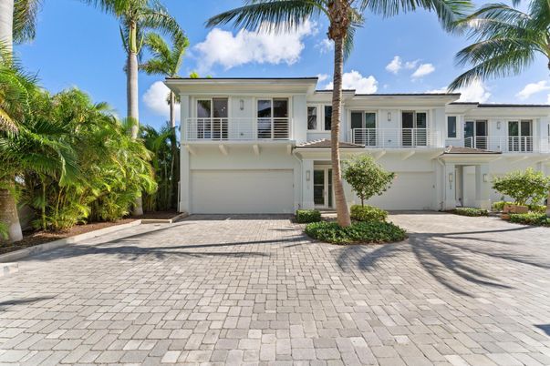Attached, Exterior, Facade, Ranch