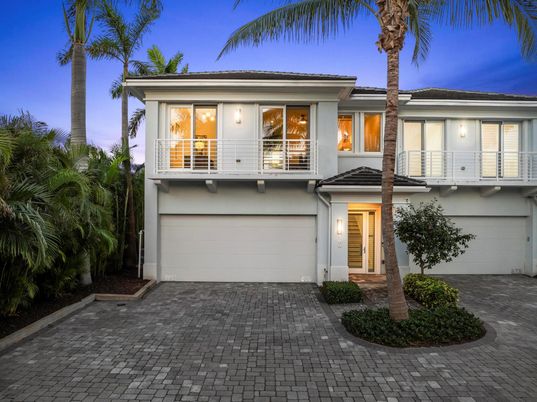 Attached, Exterior, Facade, Mediterranean
