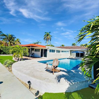 Exterior, Pool