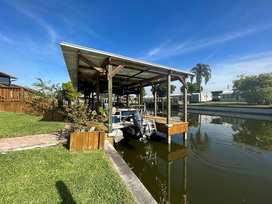 Exterior, Lake