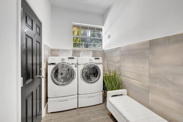 Interior, Washer, Wood Texture Flooring