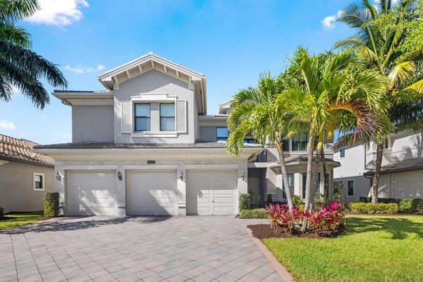 Attached, Exterior, Facade, Mediterranean