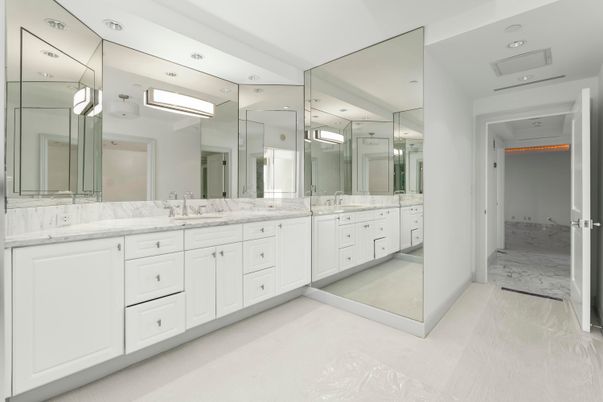 Bathroom, Dual Sink Vanities, Interior, Recessed Lighting