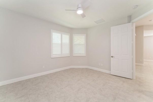 Empty room, Interior