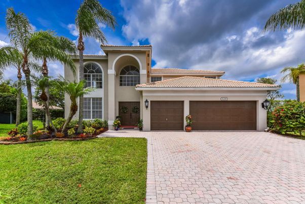 Attached, Exterior, Facade, Mediterranean