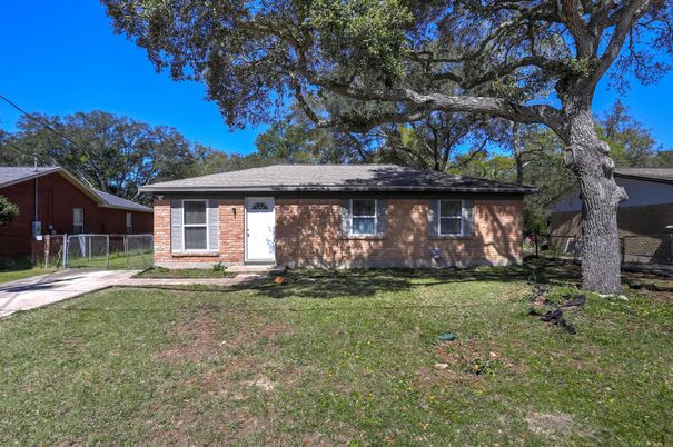 Exterior, Facade, Brick Facade, Ranch