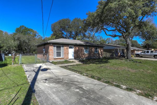 Exterior, Facade, Brick Facade, Ranch