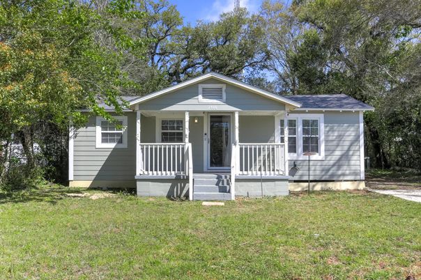 Exterior, Facade, Ranch