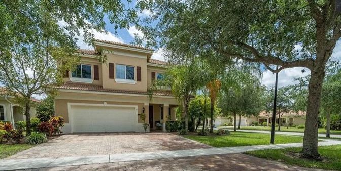 Attached, Exterior, Facade, Mediterranean