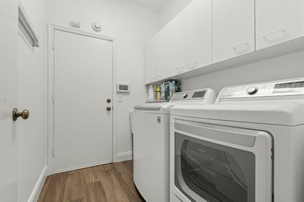 Interior, Washer, Wood Texture Flooring