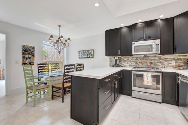 Chandelier, Dining room, Interior, Kitchen, Recessed Lighting, Stainless Steel Appliances