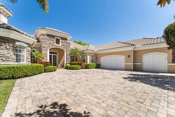 Attached, Exterior, Facade, Mediterranean