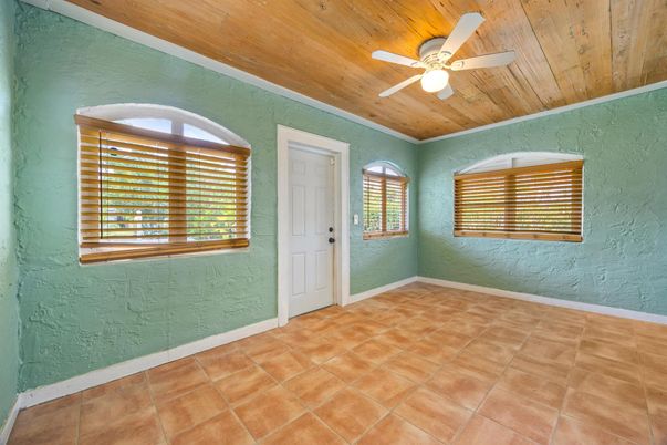 Empty room, Interior, Wooden Ceilings