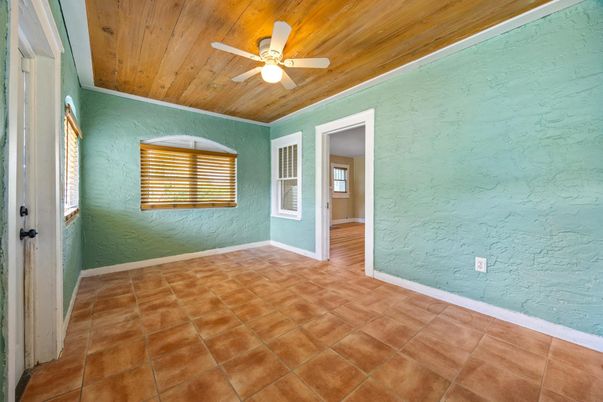 Empty room, Interior, Wooden Ceilings