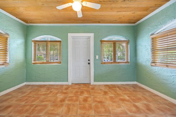 Empty room, Interior, Wooden Ceilings