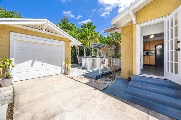 Detached Garage, Exterior