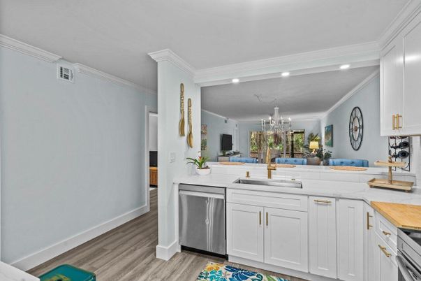 Chandelier, Dining room, Interior, Kitchen, Recessed Lighting, Stainless Steel Appliances, Wood Texture Flooring