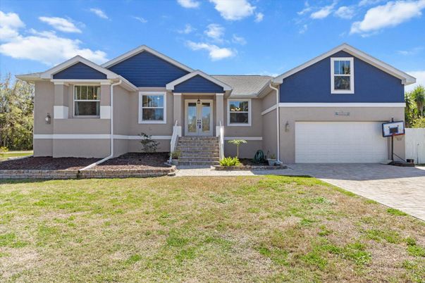 Attached, Exterior, Facade, American Craftsman