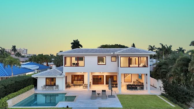 Exterior, Facade, Pool, Modern