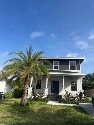 Exterior, Facade, American Foursquare