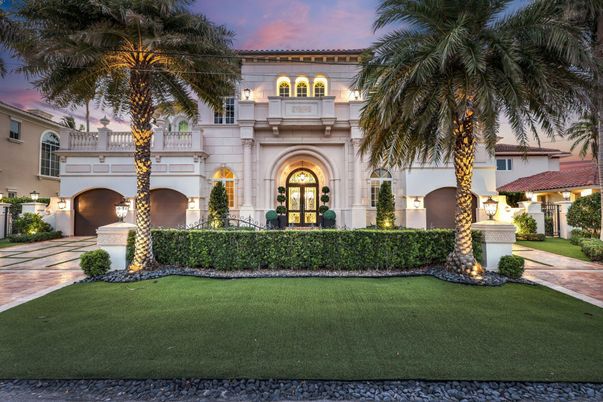 Exterior, Facade, Mediterranean