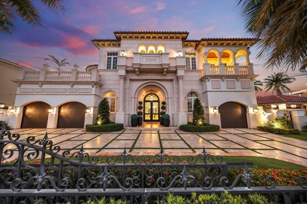 Exterior, Facade, Mediterranean