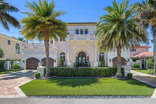 Attached, Exterior, Facade, Mediterranean
