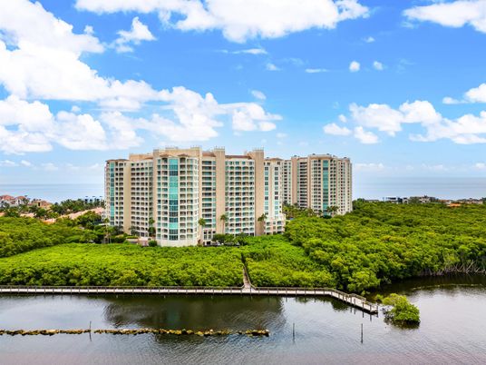 Exterior, Lake