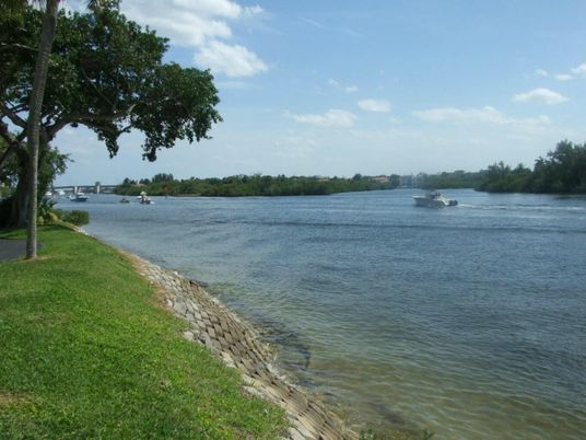 Exterior, Lake