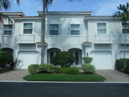 Attached, Exterior, Facade, Mediterranean
