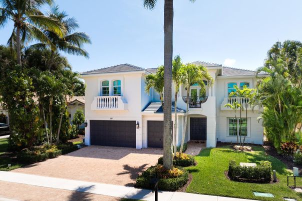 Attached, Exterior, Facade, Mediterranean