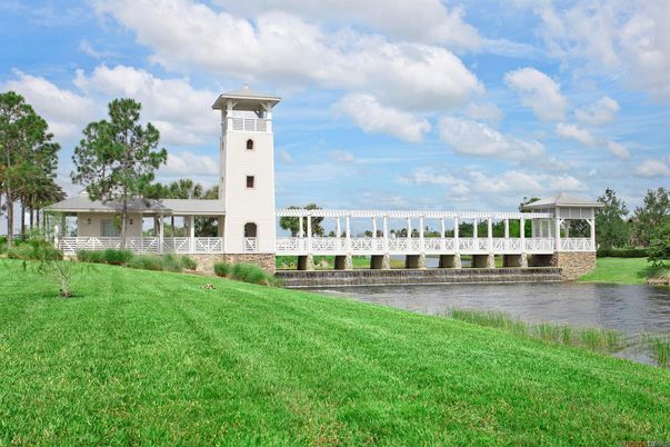 Exterior, Lake
