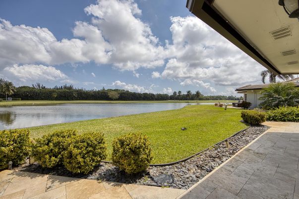 Exterior, Lake