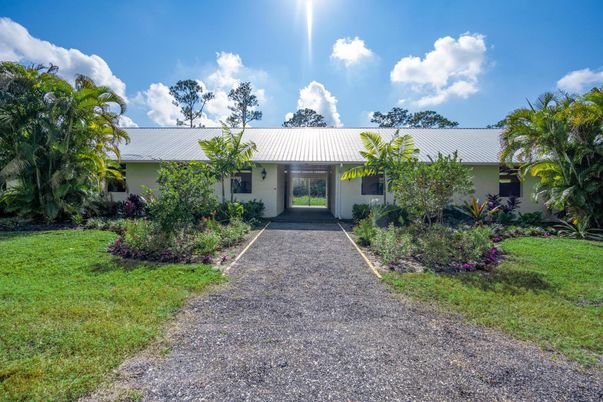 Backyard, Exterior, Facade, Ranch