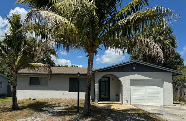 Attached, Exterior, Facade, Ranch
