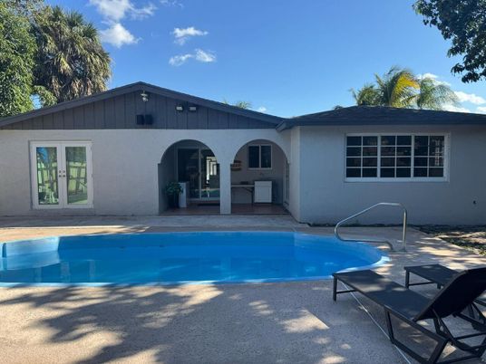 Exterior, Pool