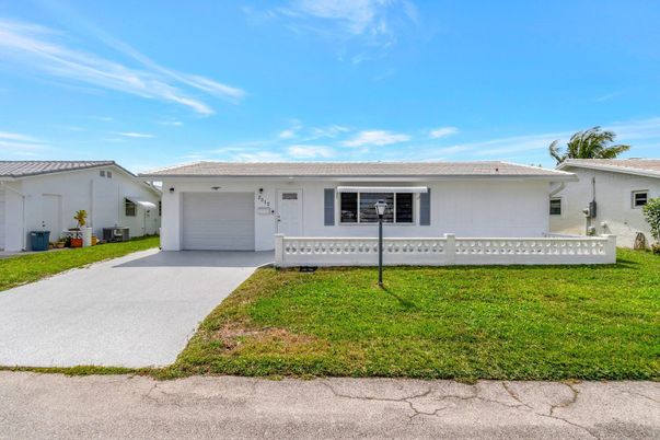Attached, Exterior, Facade, Ranch