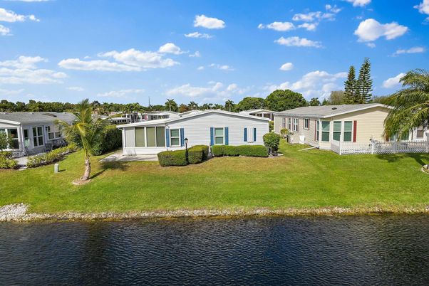 Exterior, Lake