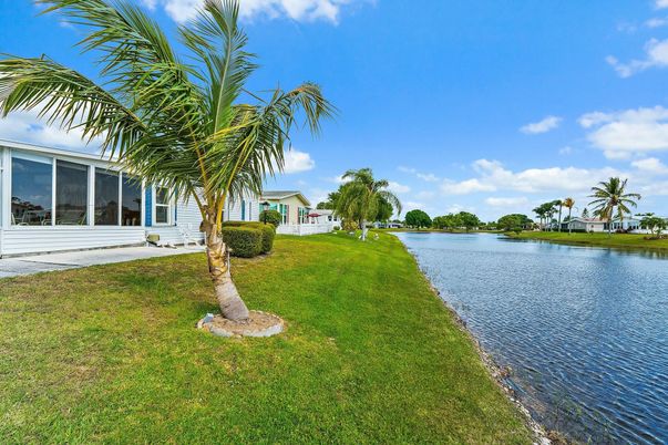 Exterior, Lake