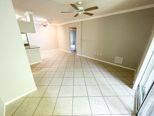 Empty room, Interior