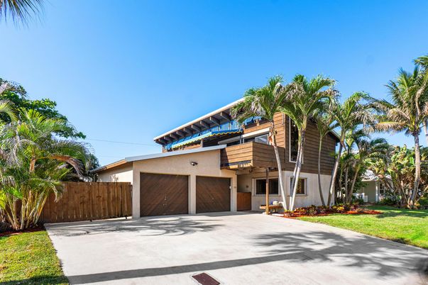 Attached, Backyard, Exterior, Facade, Modern