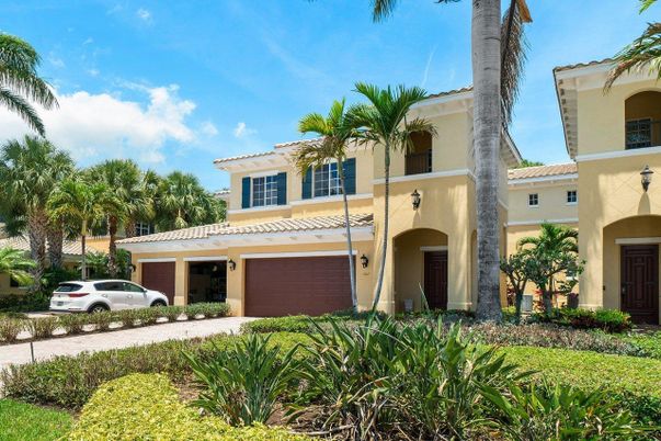 Attached, Exterior, Facade, Mediterranean