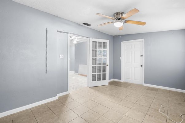 Empty room, Interior