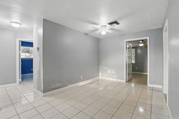 Empty room, Interior