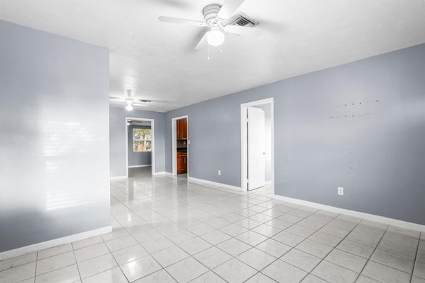 Empty room, Interior