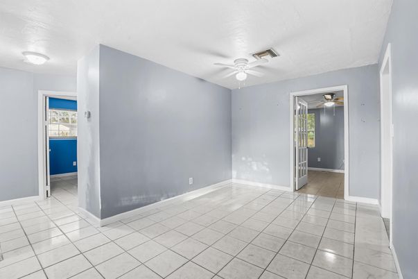 Empty room, Interior