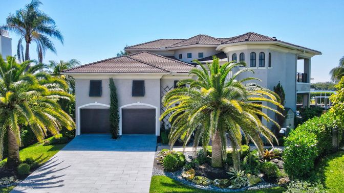 Attached, Exterior, Facade, Mediterranean