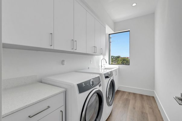 Interior, Recessed Lighting, Washer, Wood Texture Flooring