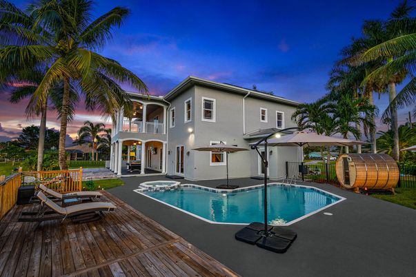 Exterior, Pool