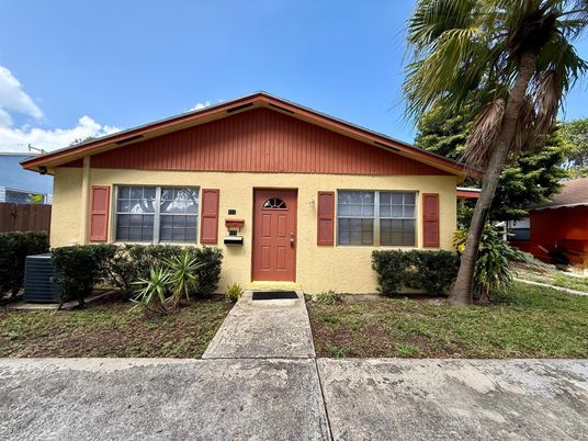 Exterior, Facade, Ranch